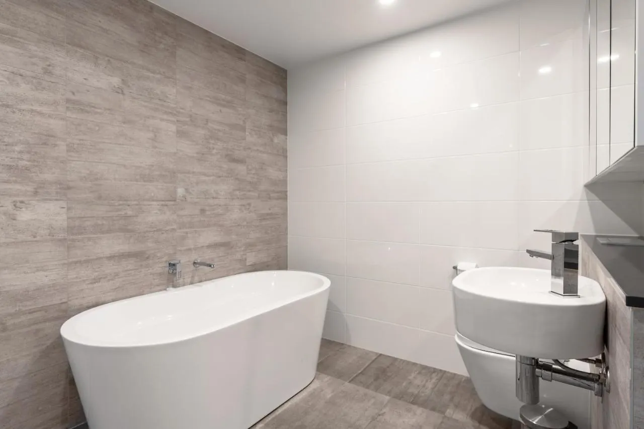 Modern, Carefree Living Style Apt In Southport Daire